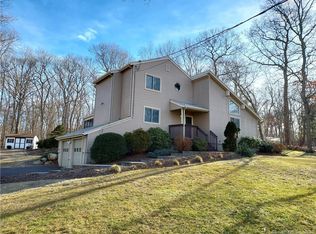 18 Uncas Dr, Amston, CT 06231