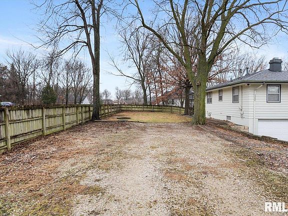 5th image of 203 S Barrington Dr