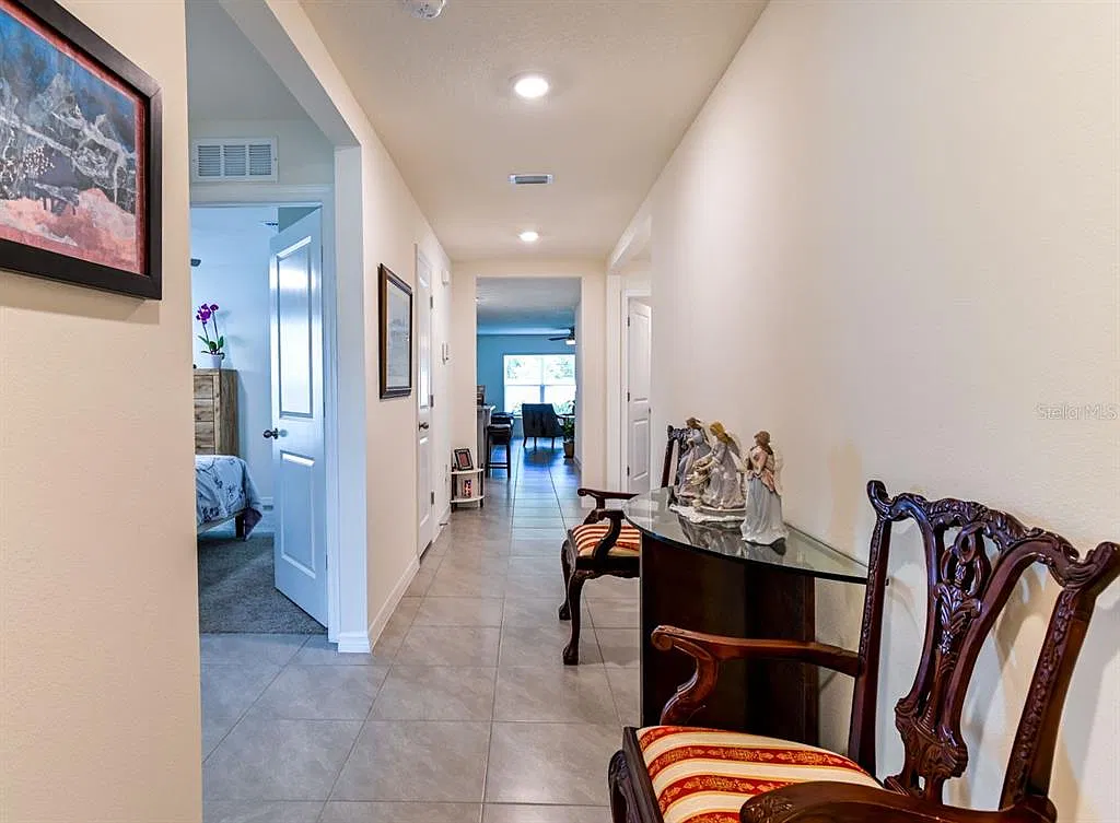 4 bed, 2.0 bath, 1828 sqft, $2,425 — Photo 3