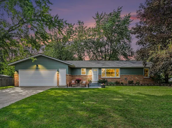 2430 Oak Hollow Dr, Jenison, MI 49428