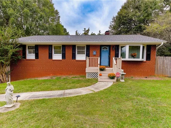 3560 Manoa Rd, Pfafftown, NC 27040