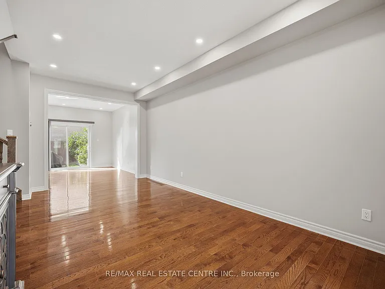 366 Hobbs Cres — Photo 11