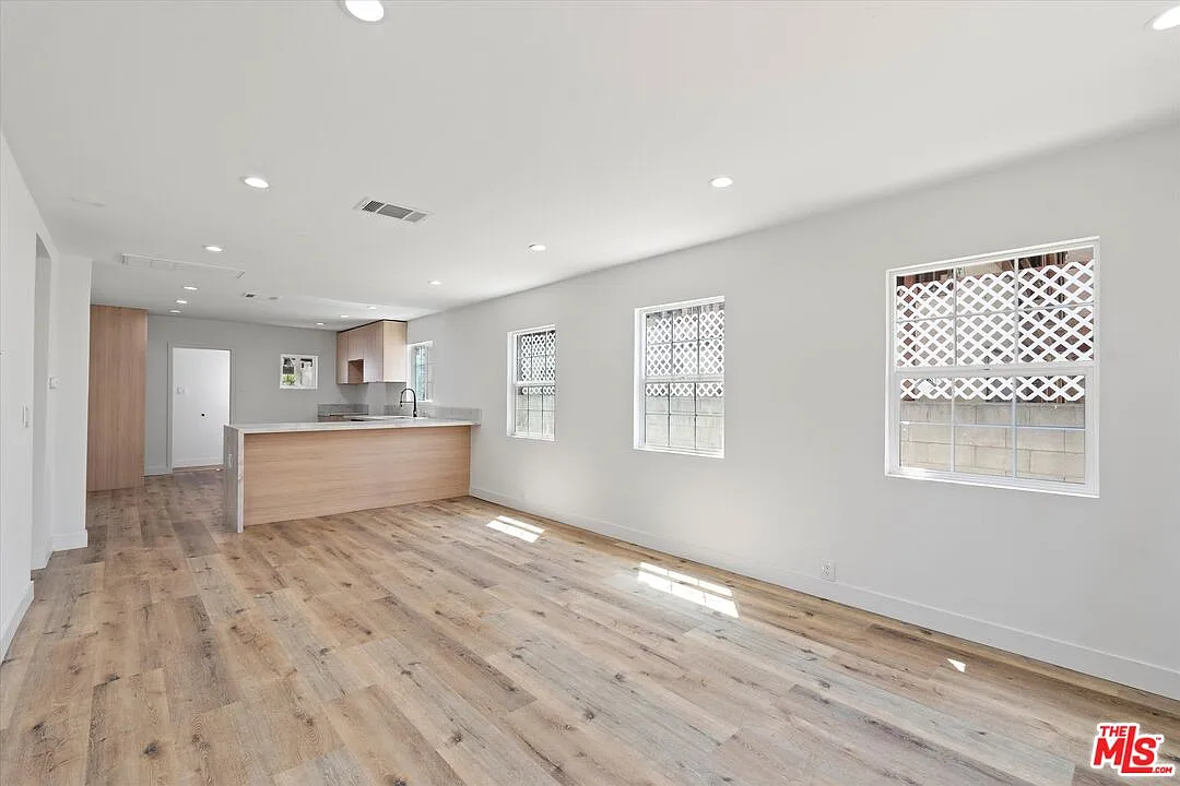 5 bed, 3.0 bath, 1245 sqft, $5,760 — Photo 2
