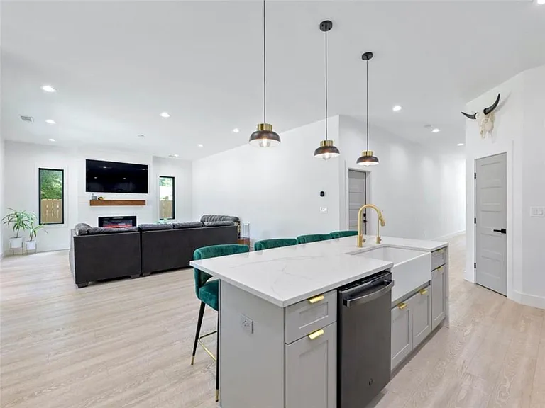 379 Enota Pl SW — Photo 13