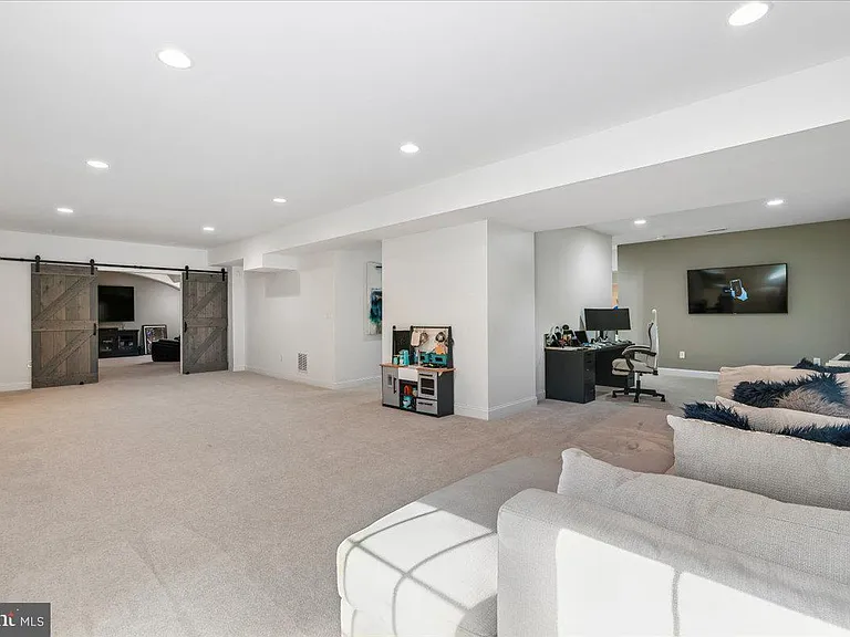 743 Seneca Dr — Photo 30