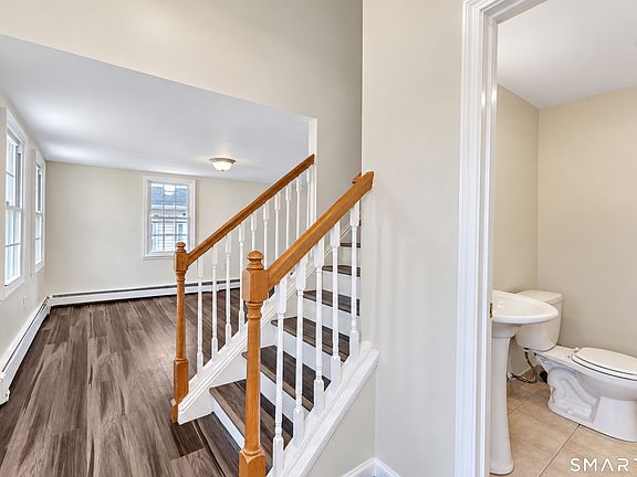 3rd image of 6 Hillside Court