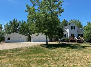 1077 16th St NE, Grand Forks, ND 58201