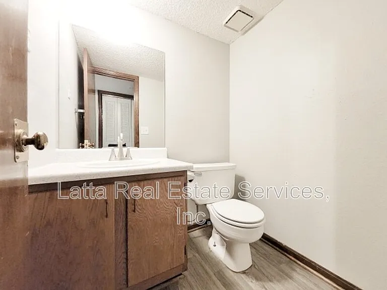 18810 E Manor Dr — Photo 10