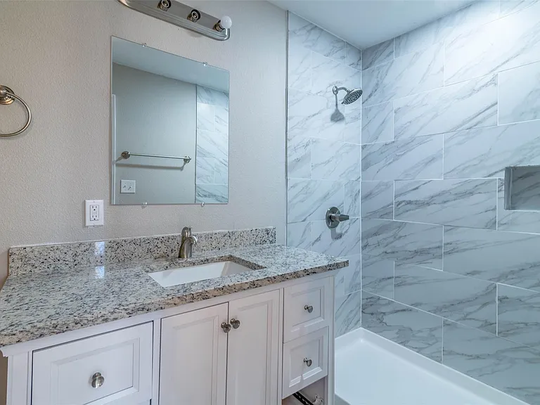220 W Murray St — Photo 10