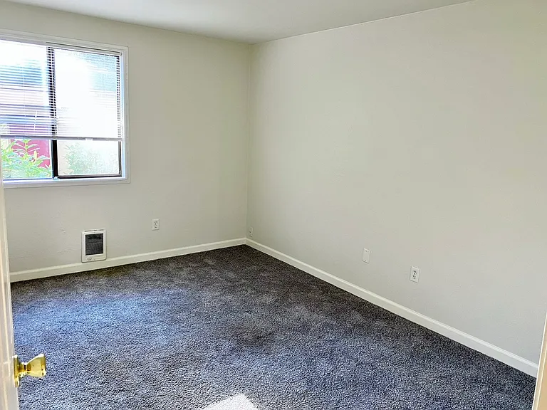 12736 NE 116th Ln #L10 — Photo 3