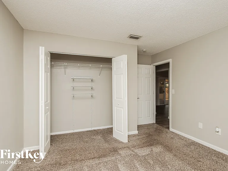 1327 Valencia St SE — Photo 10