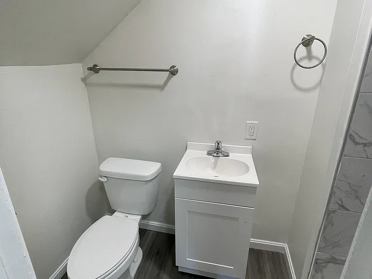 215 Henry St #B — Photo 8