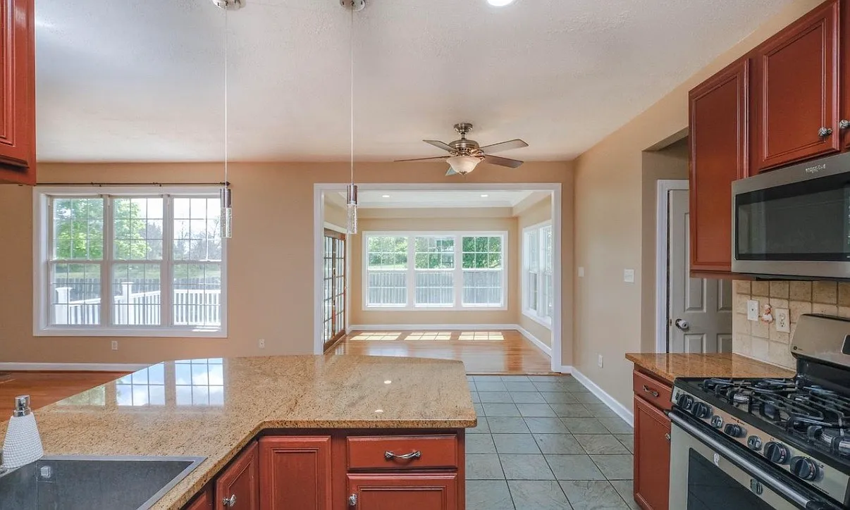 4 bed, 2.5 bath, 2100 sqft, $2,700 — Photo 4