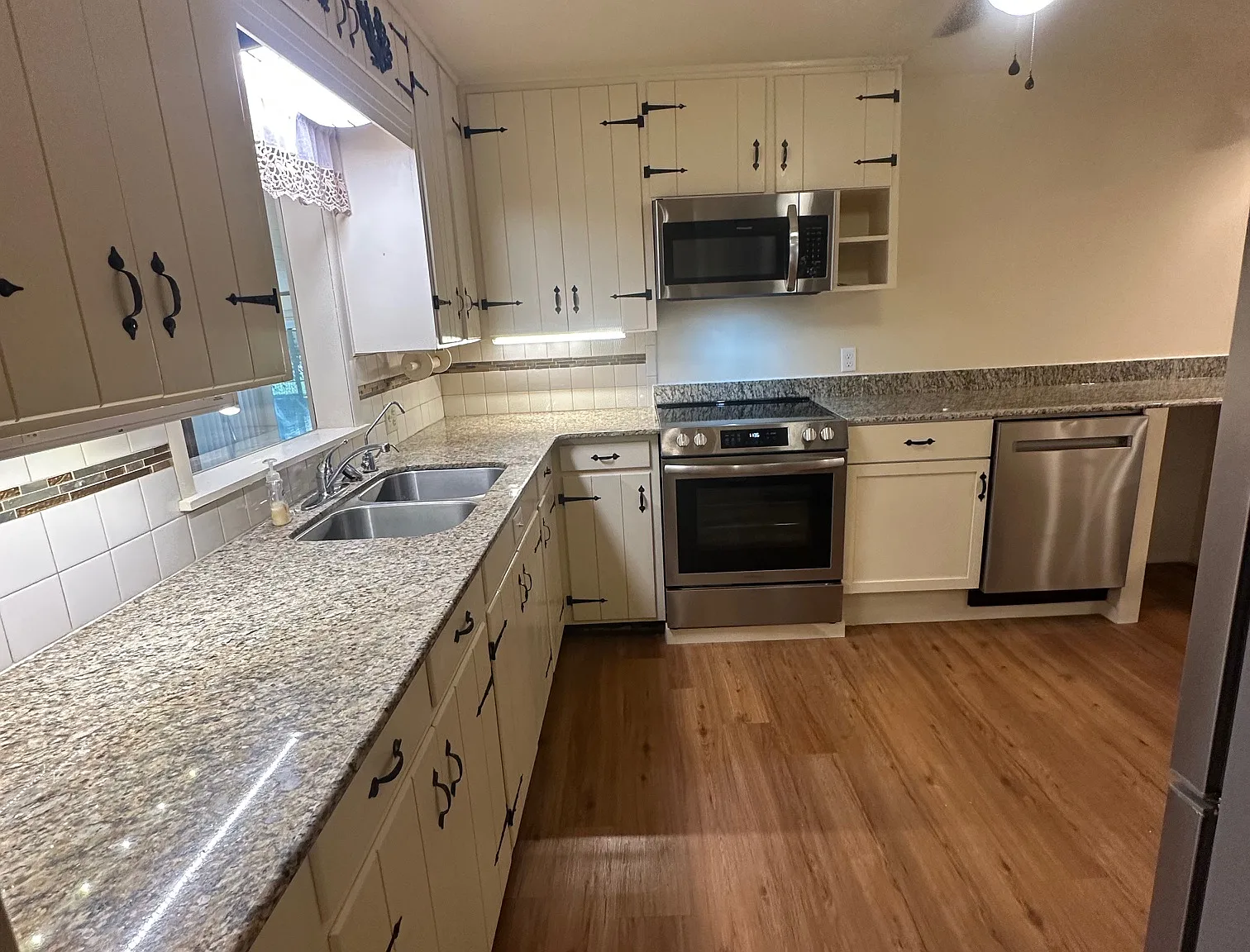 2025 W Wedington Dr — Photo 2