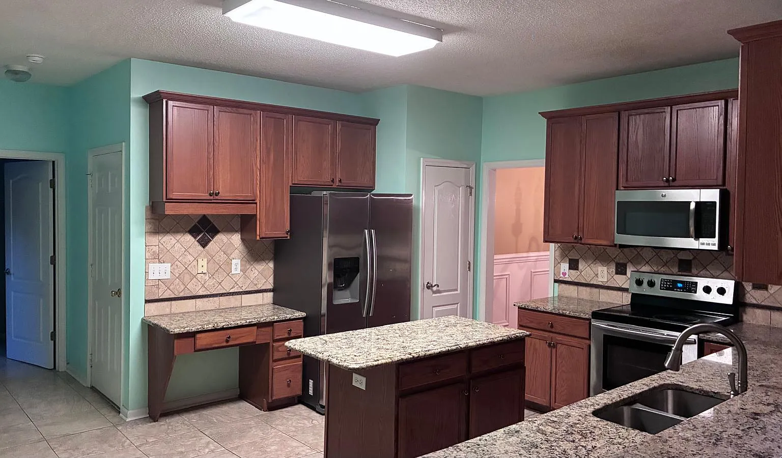 4 bed, 2.5 bath, 2496 sqft, $2,500 — Photo 4