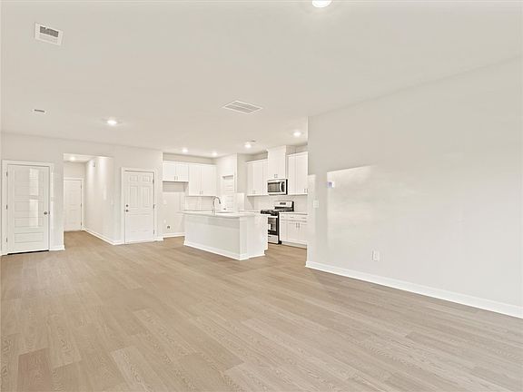 4th image of 144 Gardner Ave