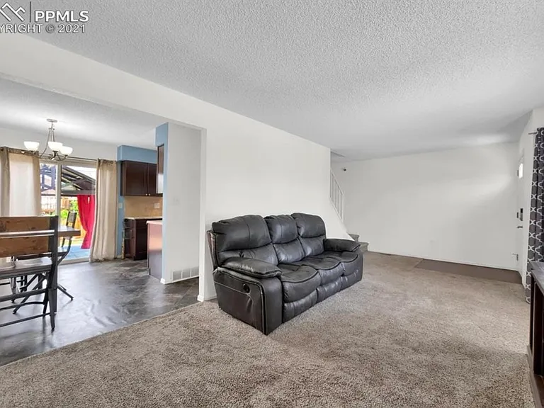 1220 Irving Ln — Photo 5