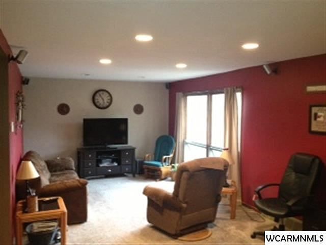 2nd image of 140 Maple St N