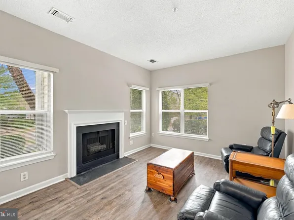 14300 Grape Holly Grv APT 15, Centreville, VA 20121