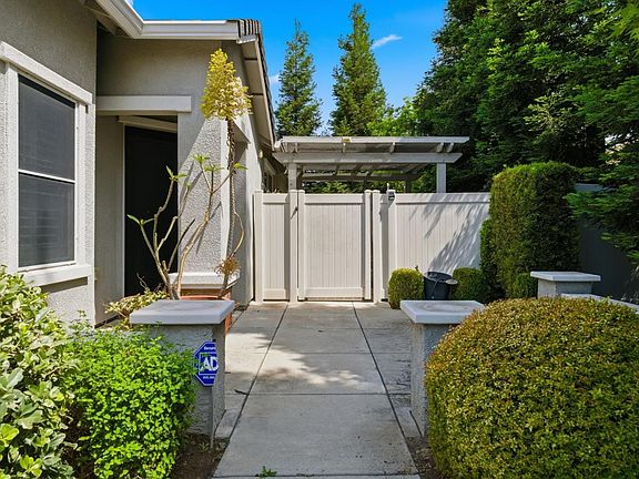 4th image of 1283 Shady Pines St