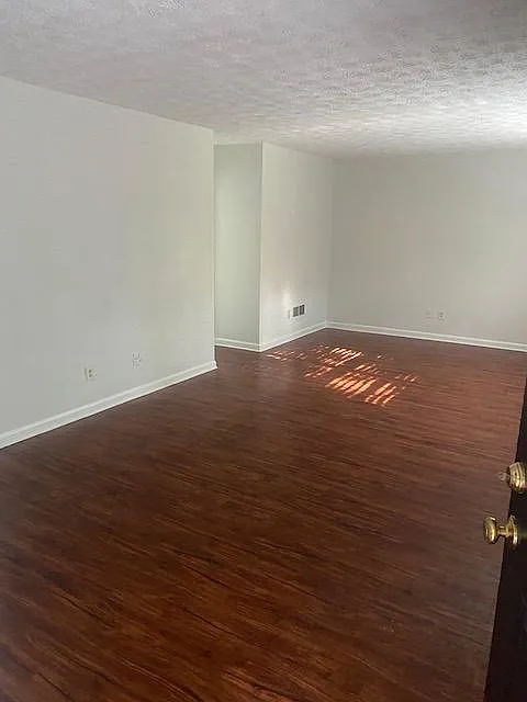 6 bed, 3000 sqft, $900 — Photo 2