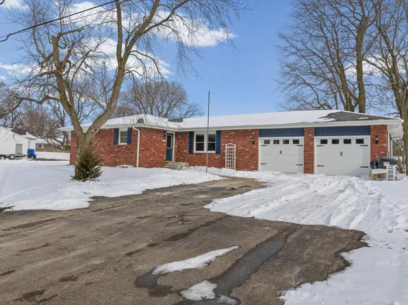 302 N Jackson St, Philo, IL 61864