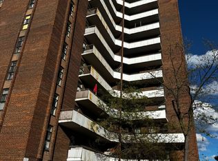 3025 Queen Frederica Dr #508, Mississauga, ON L4Y 3A1