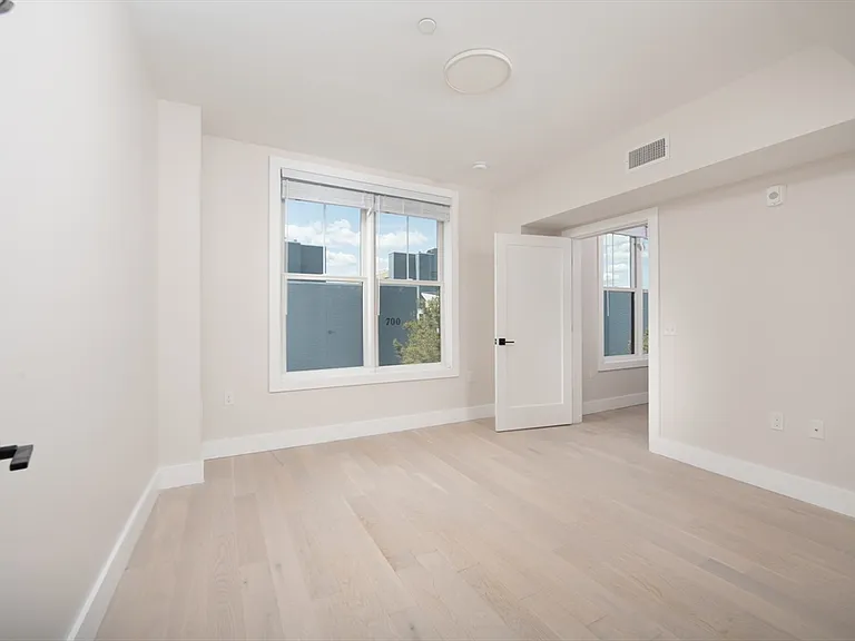 425 Border St #201 — Photo 11