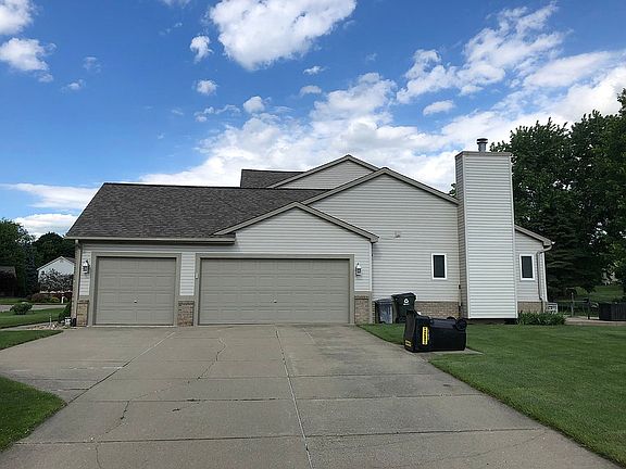 DRIVEWAY TO OAKWAY LN