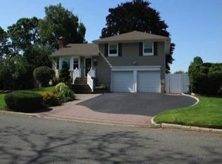 16 Wheatfield Ln, Commack, NY 11725