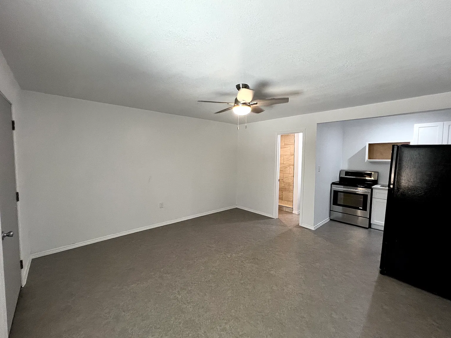 Studio, $995 — Photo 3