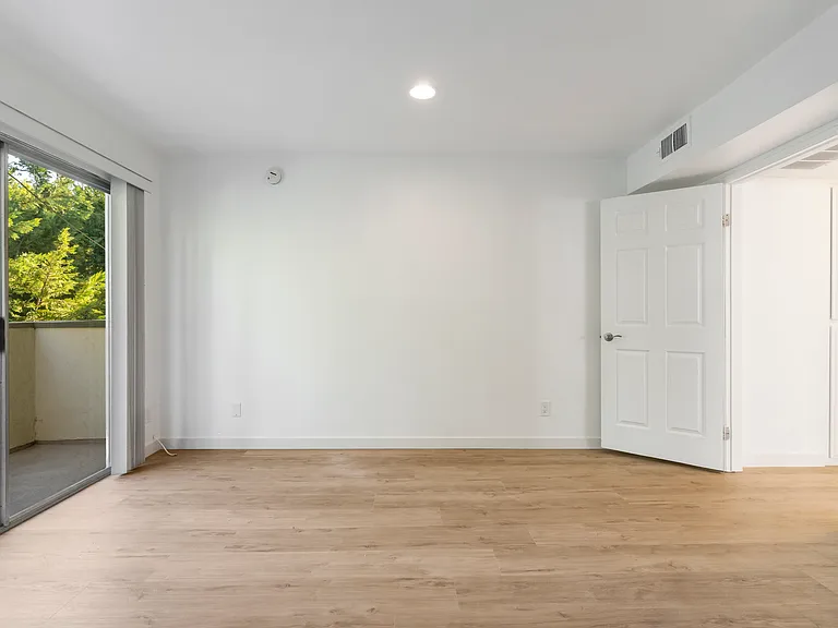 13046 Moorpark St #204 — Photo 13