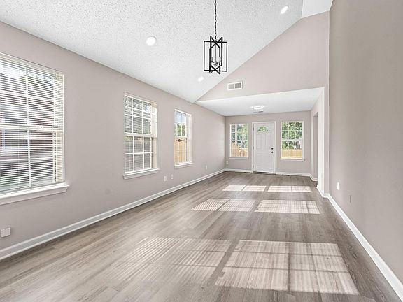 5th image of 2892 Saint Elmo Ave