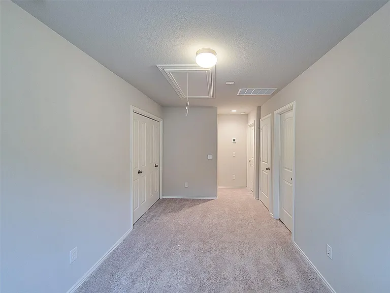942 Amesbury Ct — Photo 19