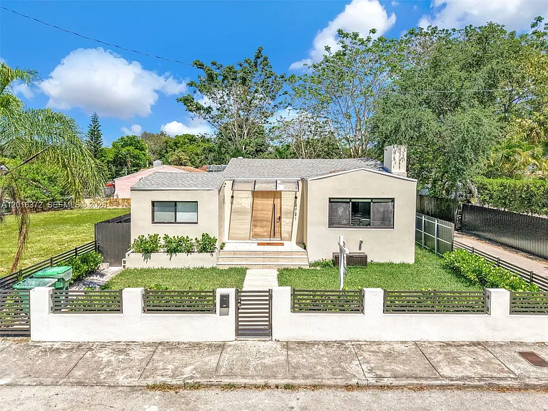 4721 NW 6th Ave — Photo 1
