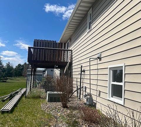 Deck upper level close to kitchen