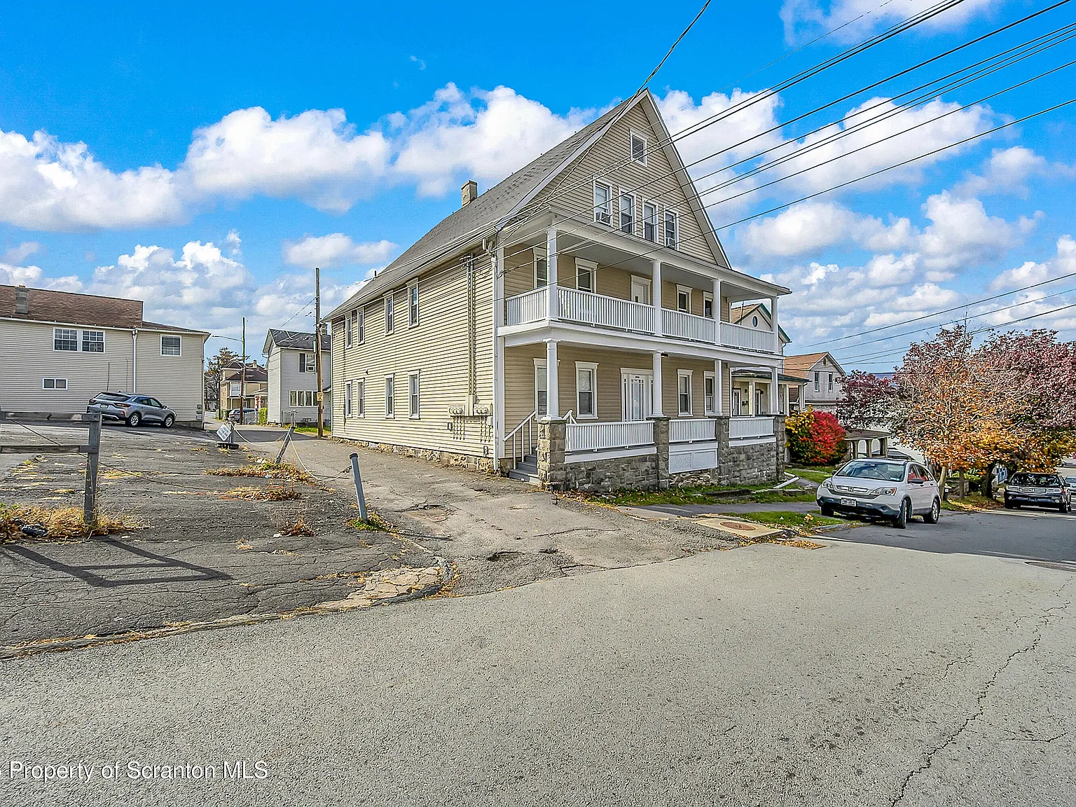 2 bed, 1.0 bath, 969 sqft, $1,200 — Photo 2