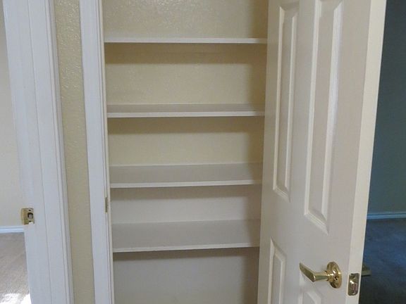 4th image of 511 W Avenue C