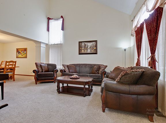 4th image of 1072 Norfolk Ln