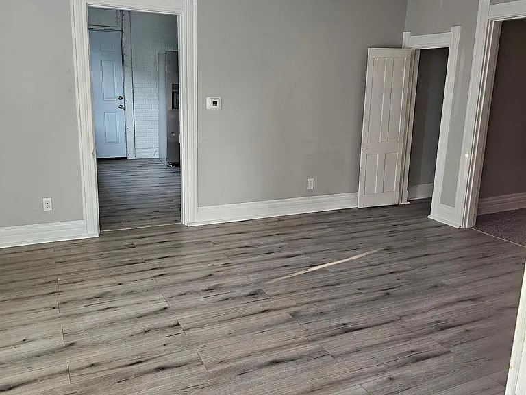 903 W 4th St — Photo 2
