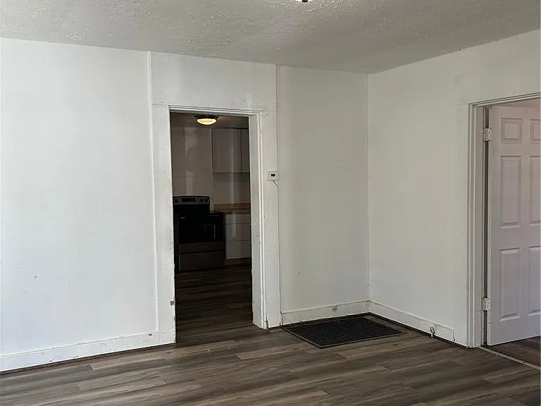 438 Clover St — Photo 2