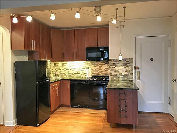 5th image of 44 Parkway N APT 3B