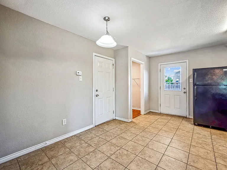 1401 N Columbia St — Photo 5