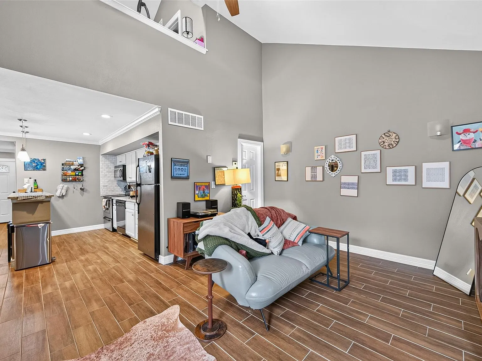 2 bed, 2.0 bath, 866 sqft, $1,300 — Photo 1
