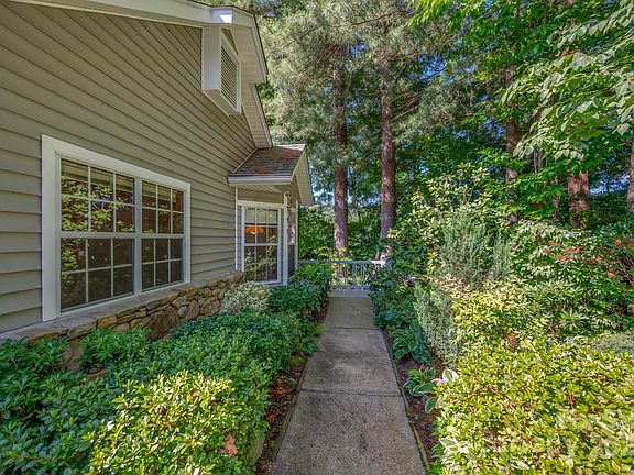 4th image of 611 E Park Pl