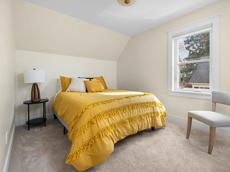 Queen bed with room to spare!