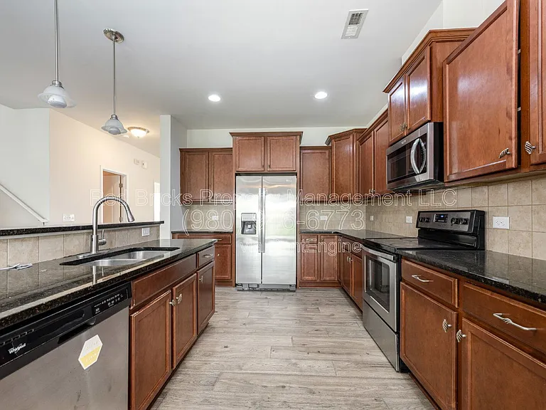 3530 Alister Ave SW — Photo 14