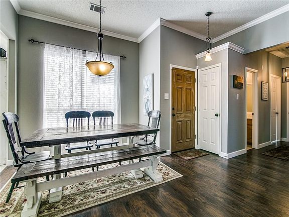 5th image of 1061 Surrey Cir