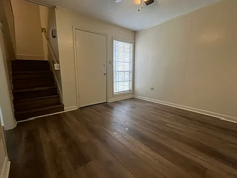 Crestwood Apartments — Photo 24