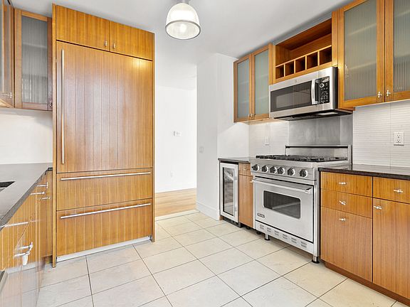 5th image of 250 E 53rd St APT 2504
